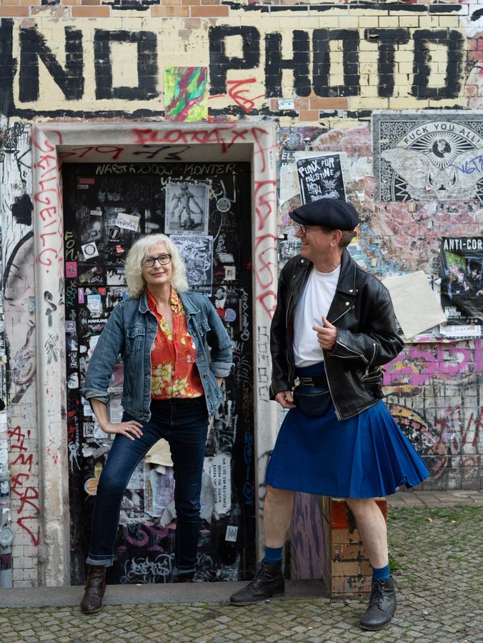 Urbanes Duo vor Graffiti